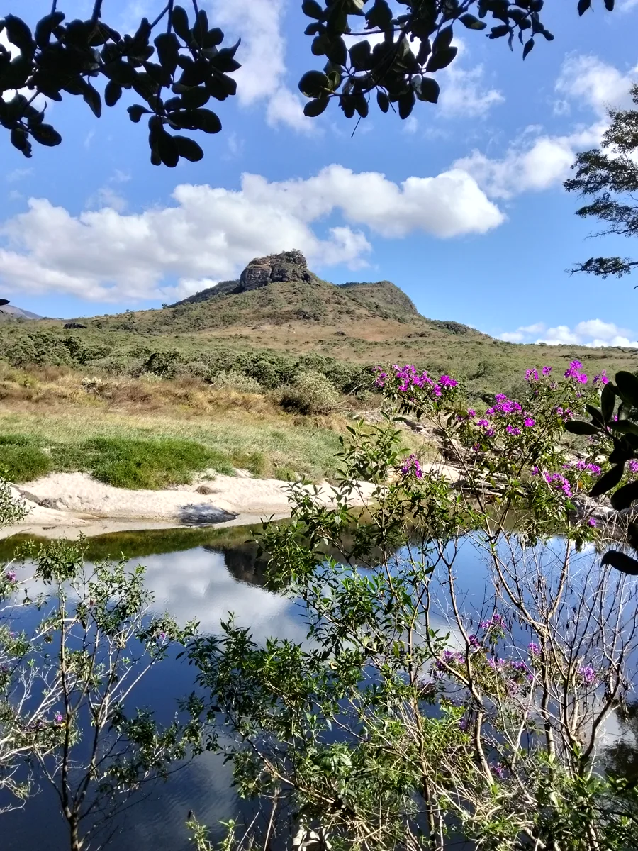Paisagem de montanha e lago