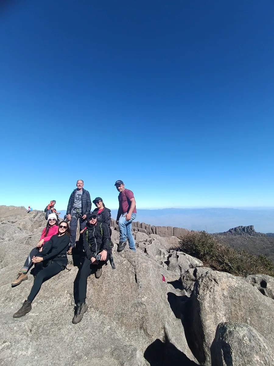 Grupo reunido no alto de uma montanha