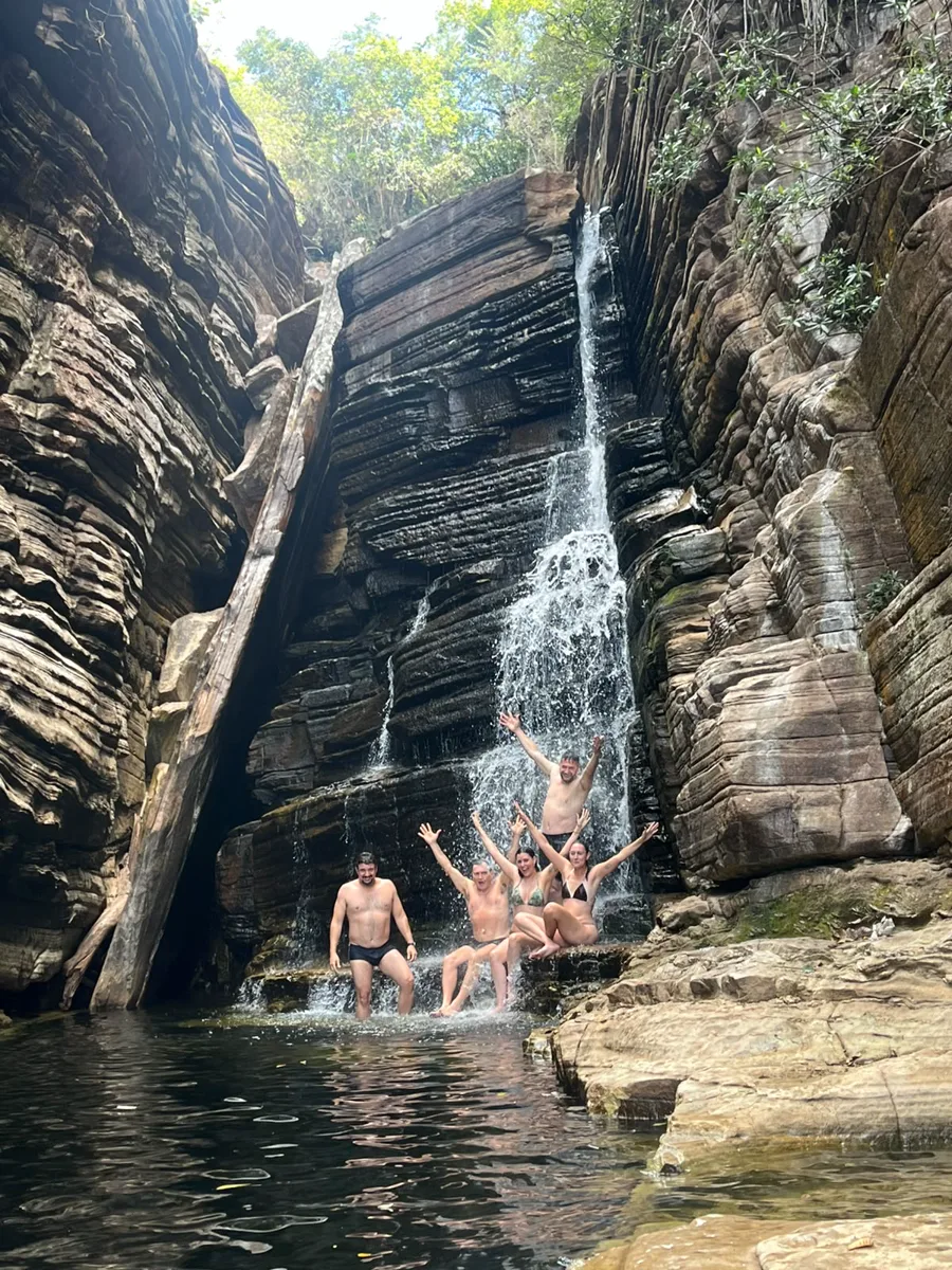 Participantes em uma cachoeira