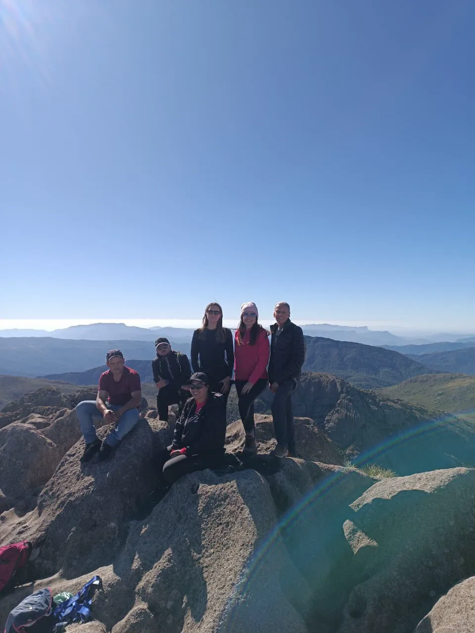 Grupo em uma montanha durante uma experiência da Azimute